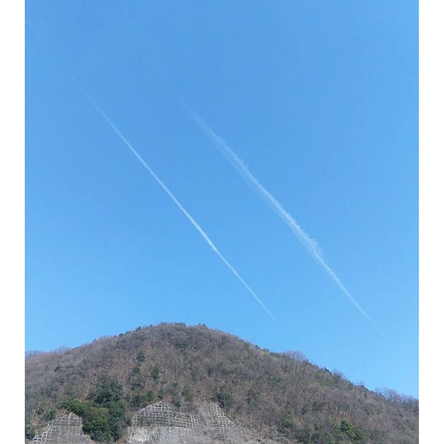 四川ダム飛行機雲 #福山神辺 #あくまでも碧く #2本の線 #吸い込まれるぅ