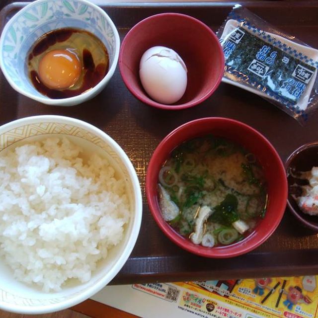 今朝はすき家の250円なりの卵かけご飯定食　美味しかった　鳥取の朝定のご飯の美味しかったこと　あのご飯の炊き方は今の所お目にかかった事無い