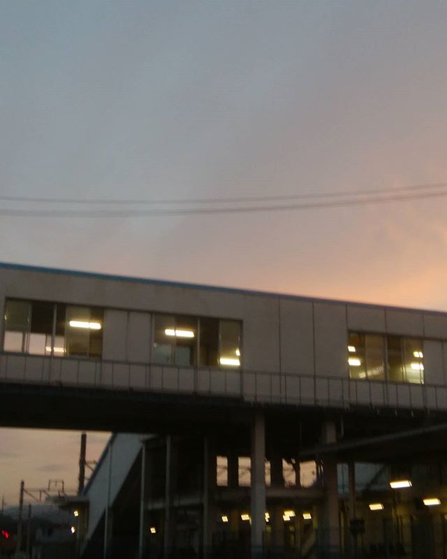 8/23 始発を待つ　駅　人の声が駅に響いていた　日中では聞けないね　#福山神辺 #駅