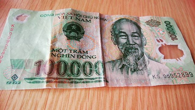 部屋の片付けを朝早くやっていたらベトナムの紙幣が出て来た　ホーチミンさんの肖像画ですね　100,000ドンなので大体日本円で500円ですかねぇ　久しく行ってないので行ってみたい気もあるが広島からだと台北で4時間くらいまつのがイトツライ　#福山神辺#ベトナム#ホーチミン