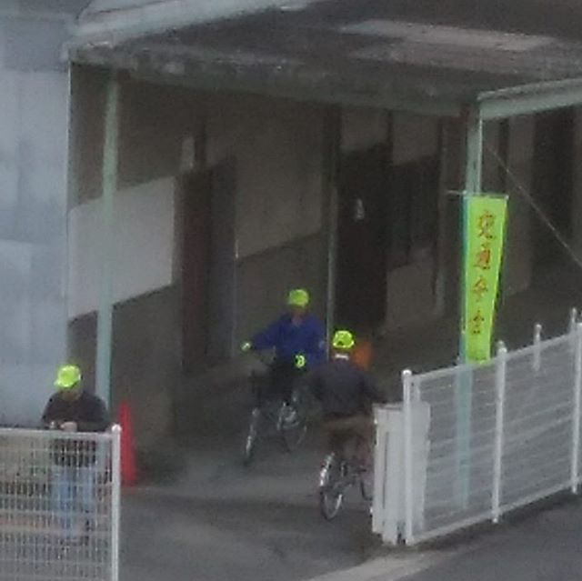 朝早く歩いていると駅のうらでお揃いの帽子のおっちゃん達が自転車で運転の練習をやっていた　#福山神辺#自転車