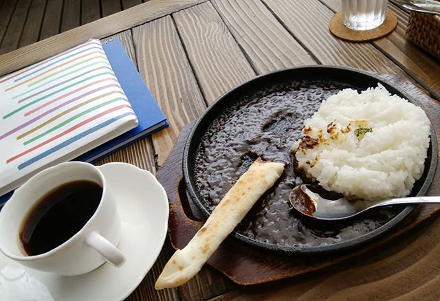 四国が見えるcafeにてランチは鉄板カレーナン付きにした絶景見ながら……… またまたコーヒー追加した#福山神辺#風の時計#鉄板カレー