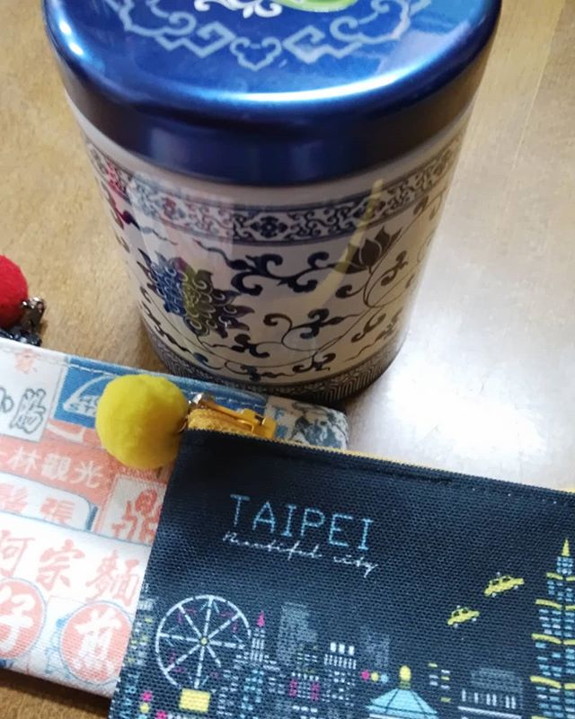 台湾から孫娘帰ってきましたぁお土産は烏龍茶とミニポーチでした楽しかったの一言ソレこそが一番のお土産だよ可愛いまごちゃんです#福山神辺#台湾#お土産#ポーチ