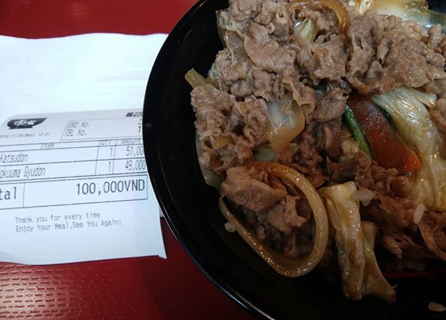 ホーチミンですき家の牛丼夫はカツ丼二人で100000ドンどちらも日本とほとんど同じ味ホッとしました#福山神辺