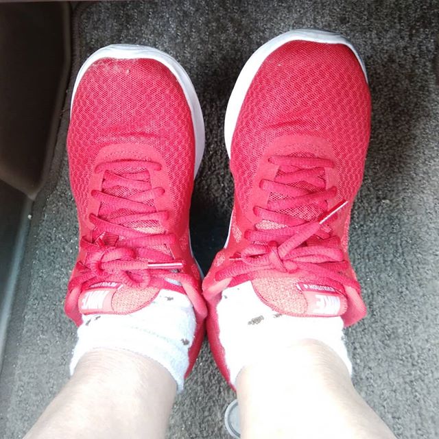 ♫　赤いくつ〜は〜いてた〜♫ おばちゃんは今からドライブがてら高速でモーニング来月古希になりますほんとにこれでいいのか？#福山神辺#赤い靴