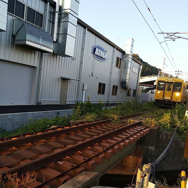 朝陽をあびて一番列車福山から到着ぅ忙しい１日が始まる ＃福山神辺＃福塩線