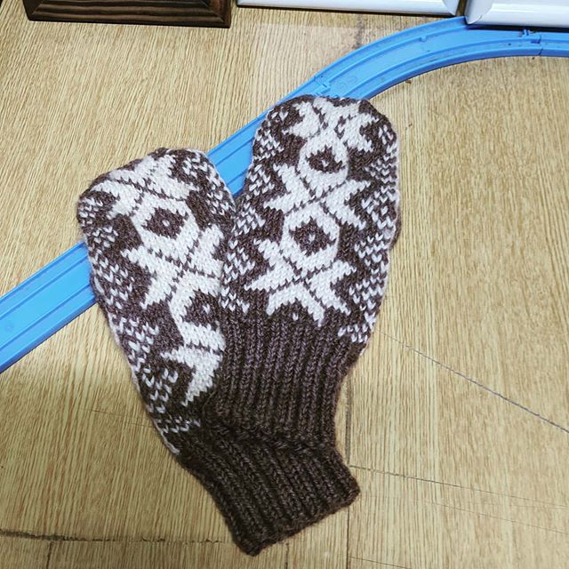 友人が以前編んでくれた手袋　難しい模様もバッチリ！最初は手袋　ミトンにしてーとワガママ言いましたあっという間に編み変えてくれましたすごいなぁ!#福山神辺#手編み