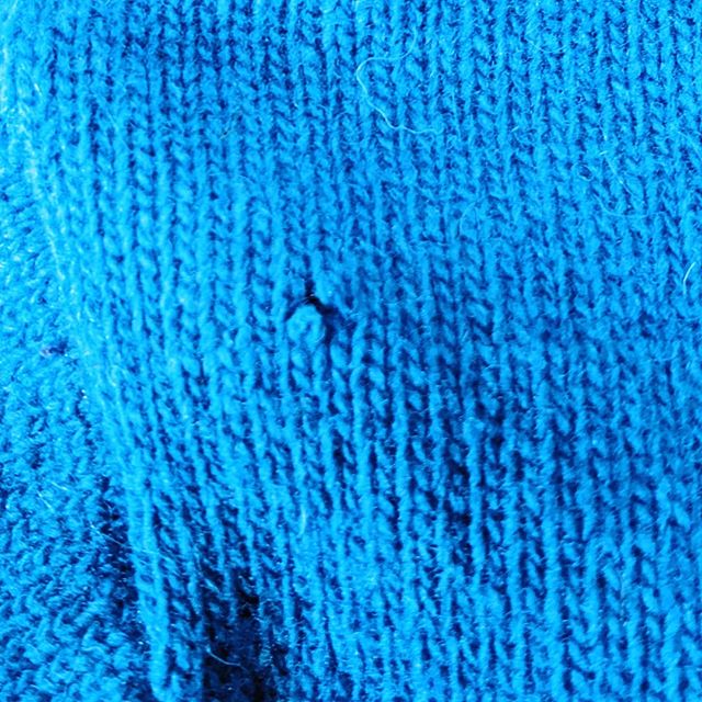 大好きなメーカーさんのセーター一度着た今見たら穴が……… ショックレシートは捨てたわあぁぁぁん#福山神辺#大好きなメーカー#穴が空いてた