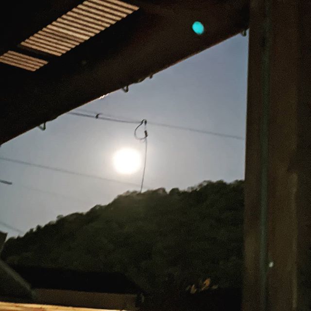 軒下から見るお月さま満月の夜おっきいぃなぁ#福山神辺 #満月 #大きいなぁ
