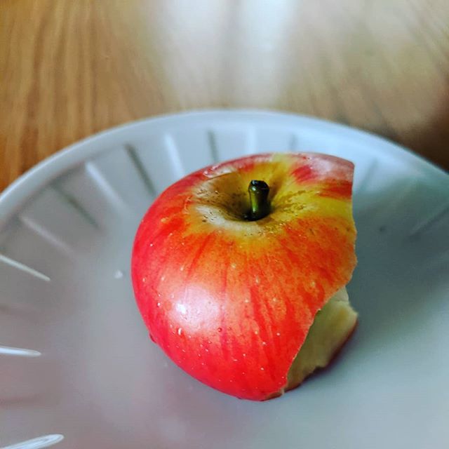こんなちっちゃいリンゴですが歯茎から血が出るほど硬い…だから大好き！普通のサイズの半分位やっと巡り会えた#福山神辺 #硬いりんご #血が出るほど