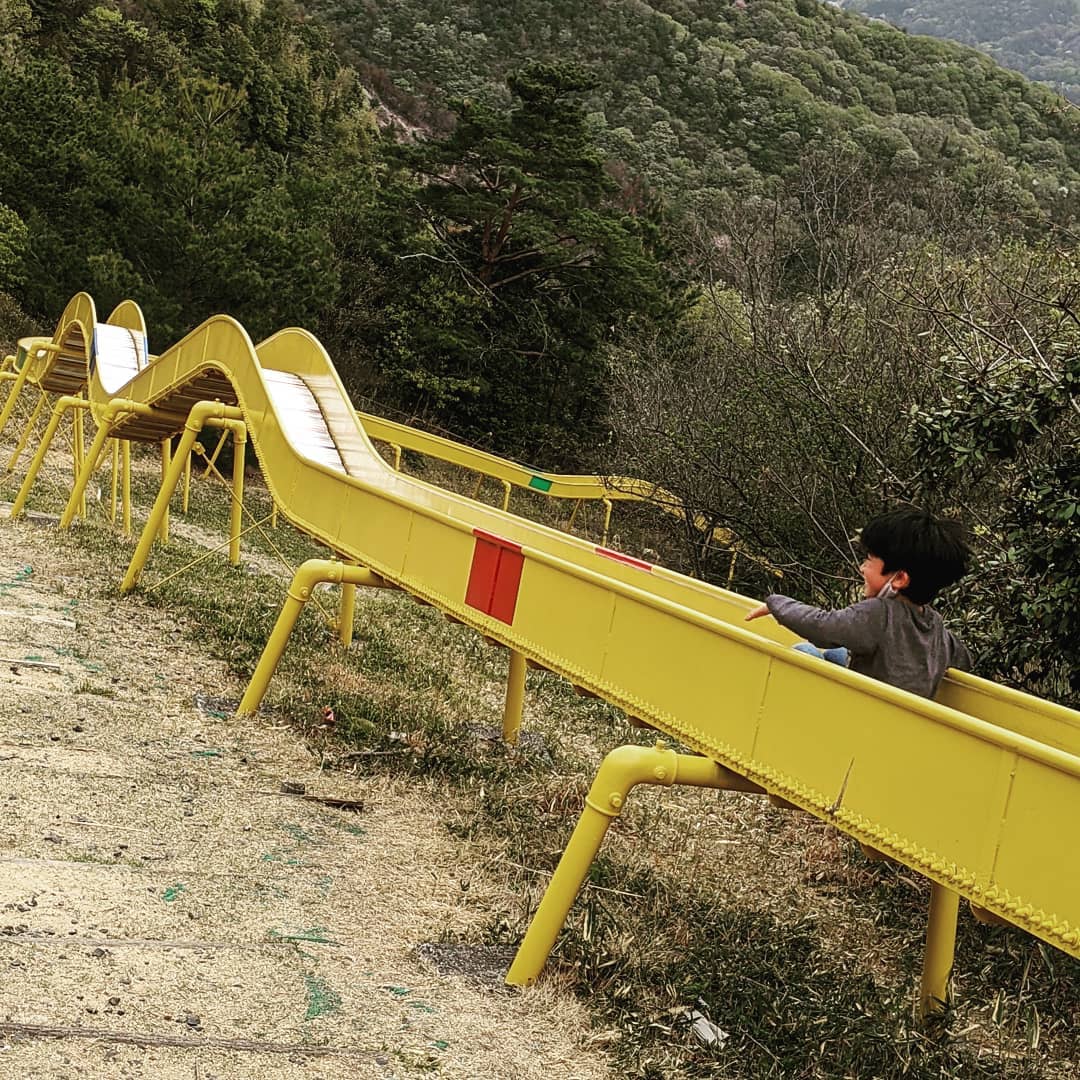 長い滑り台子供は元気！何度も降りては滑り元気なもんだわ#福山神辺#経ヶ丸グリーンパーク#長い滑り台#静かなパーク